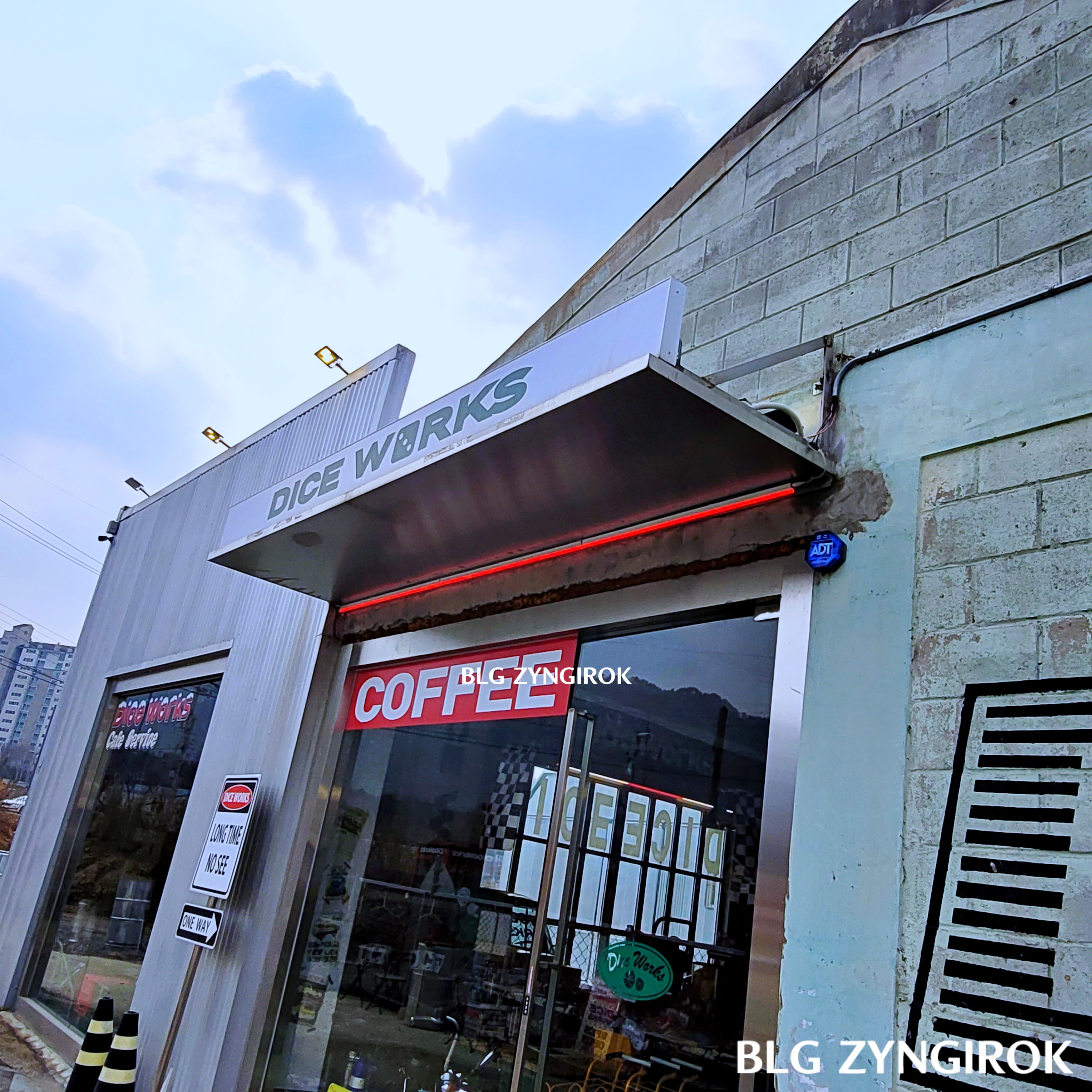 양주 카페 DICE WORKS - 외관 입구 모습이다.