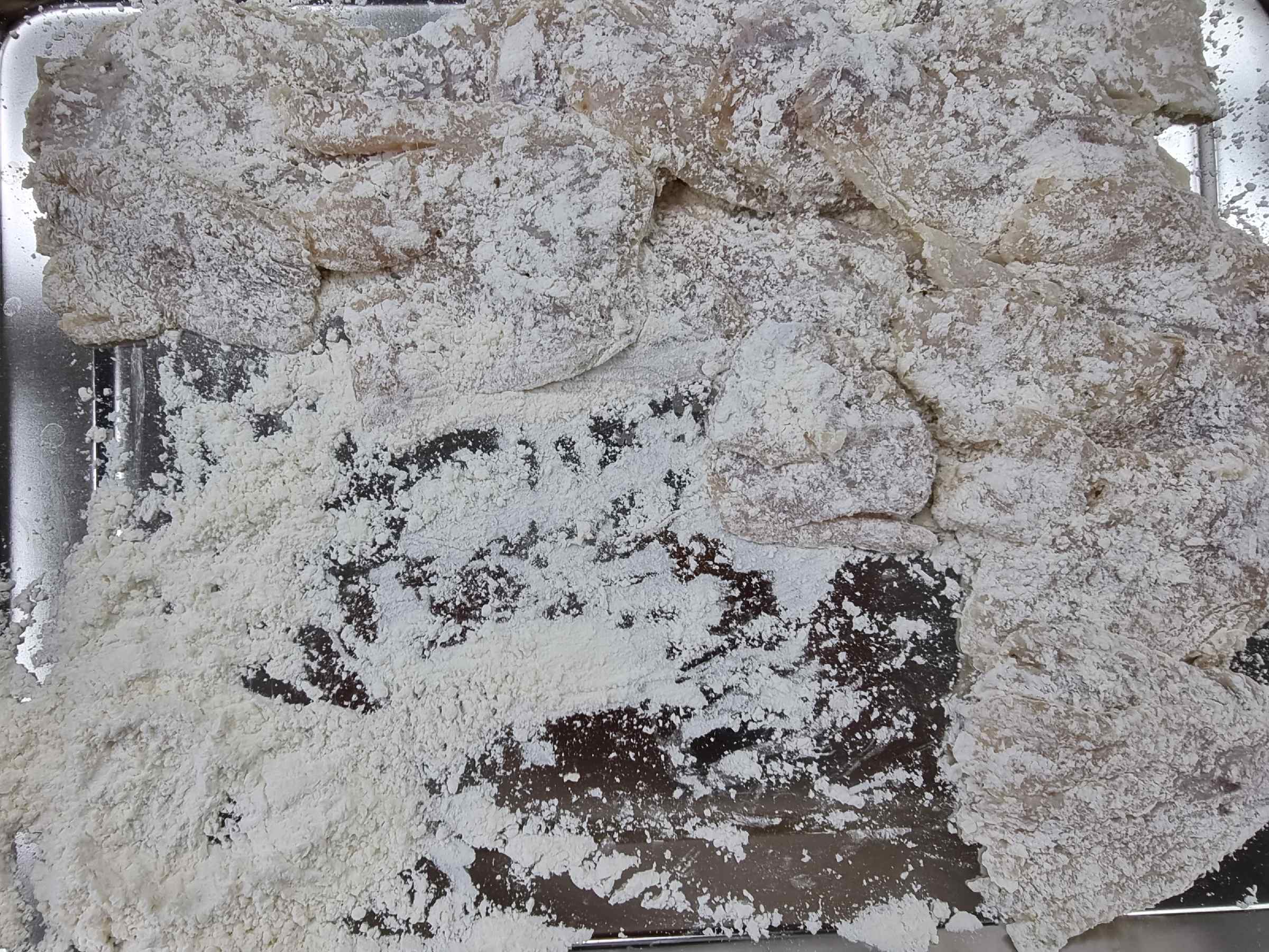 밀가루 옷 골고루 얇게 입히기