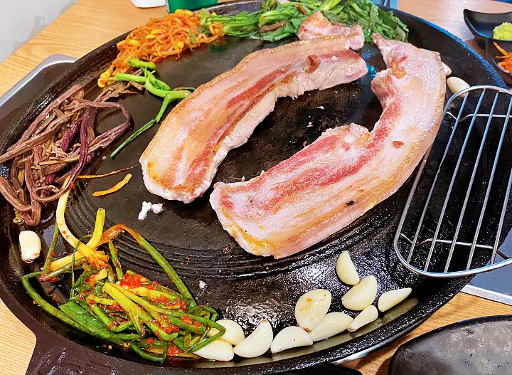 생생정보 묵은지 관자 돼지 삼합 솥뚜껑에 구운 흑돼지 맛집