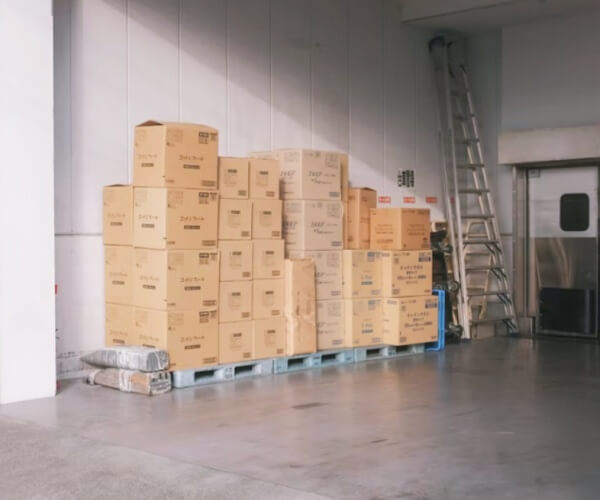 벽에-쌓여있는-화물-박스들