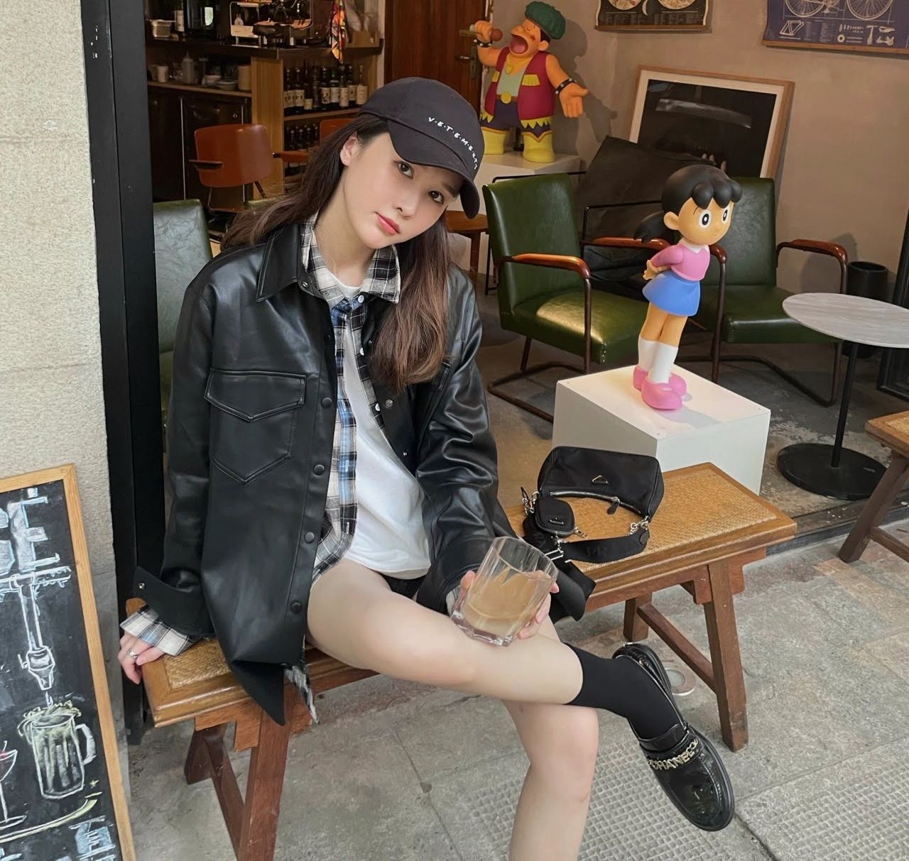 샤넬 이니셜 로고 유광 로퍼 코디 에스리아