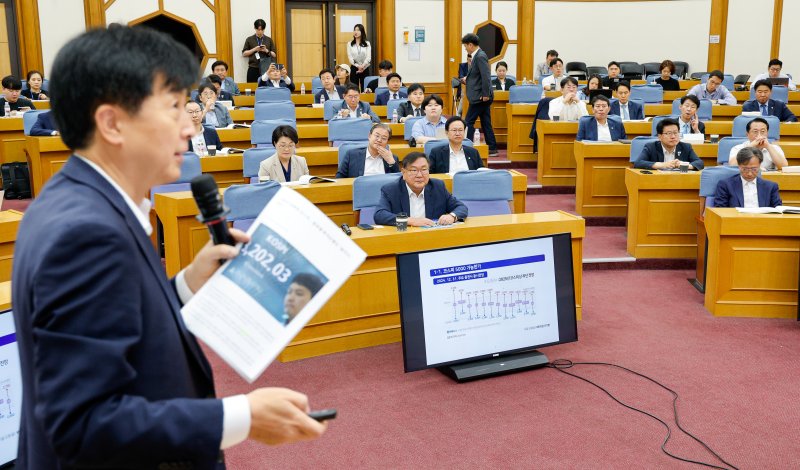 더불어민주당의 경제 공부모임인 '경제는민주당' 소속 국회의원들이 15일 국회 의원회관에서 '코리아 디스카운트를 넘어 코리아 프리미엄으로'라는 주제로 오기형 코스피5000특위 위원장(왼쪽)의 강연을 듣고 있다.