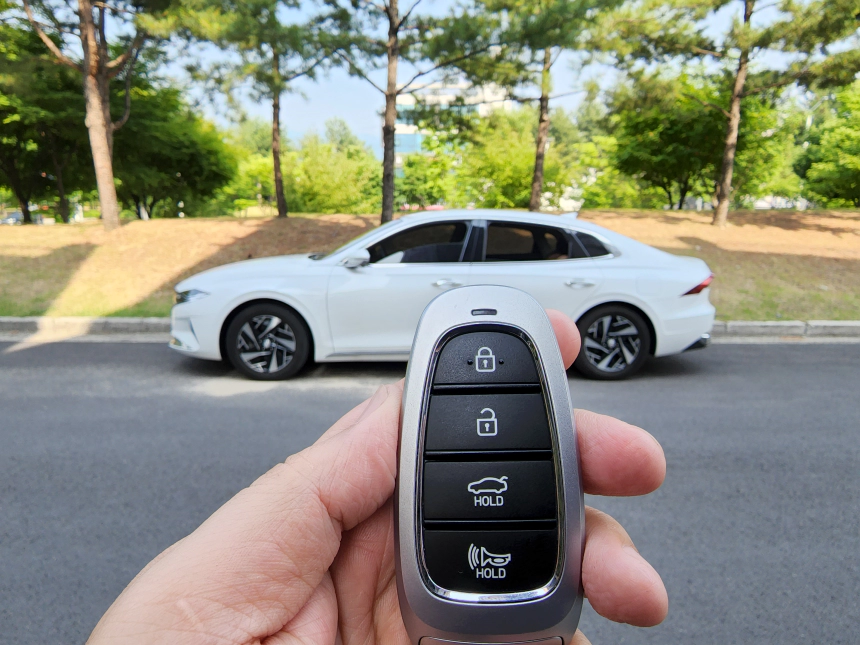 평소 가지고 다니는 리모컨으로 원격 제어가 가능하다.