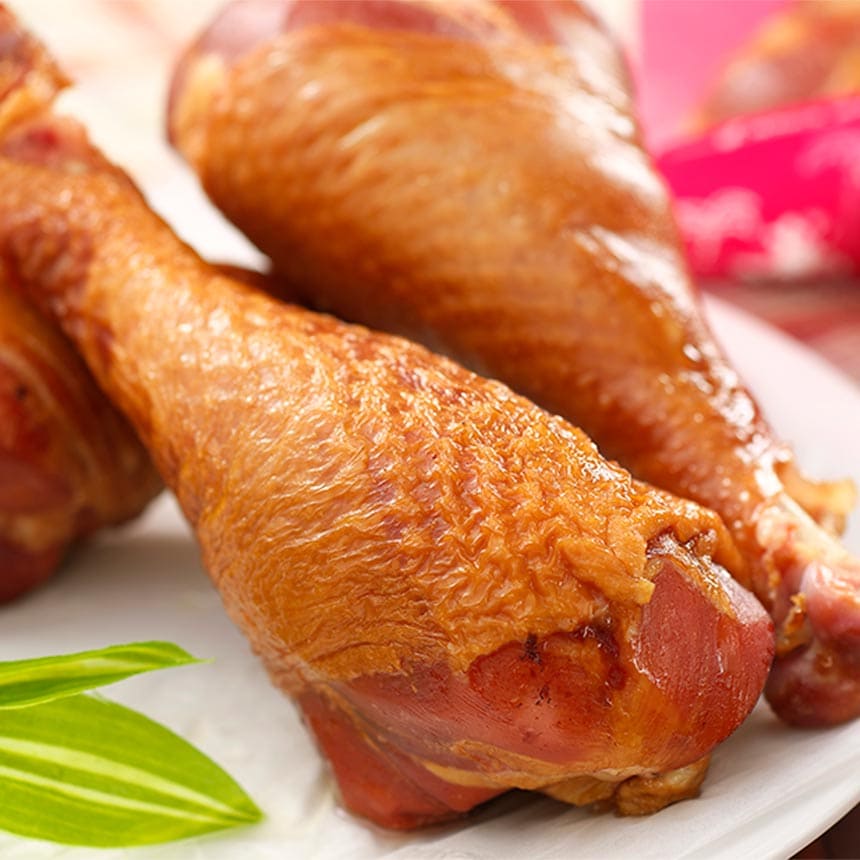 노릇노릇한 갈색빛의 훈제 칠면조 다리 사진