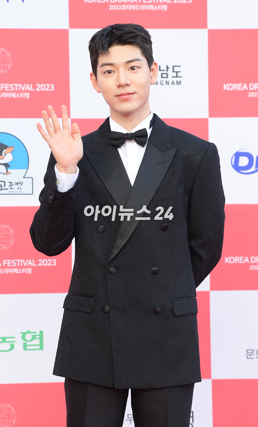 배우 배현성이 14일 오후 경남 진주시 경남문화예술회관에서 열린 &#39;2023 코리아드라마어워즈&#39; 레드카펫 행사에 참석하고 있다. [사진=정소희 기자]