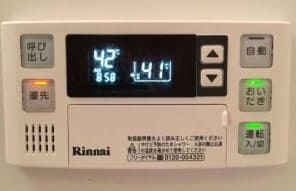 네모난 기계에 온도가 적혀있고 일본어로 전원등이 적혀져 있다