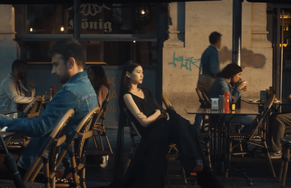 뉴진스 뮤비의 한 장면