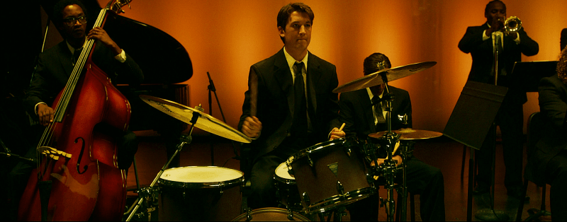 앤드류가 드럼치는 장면