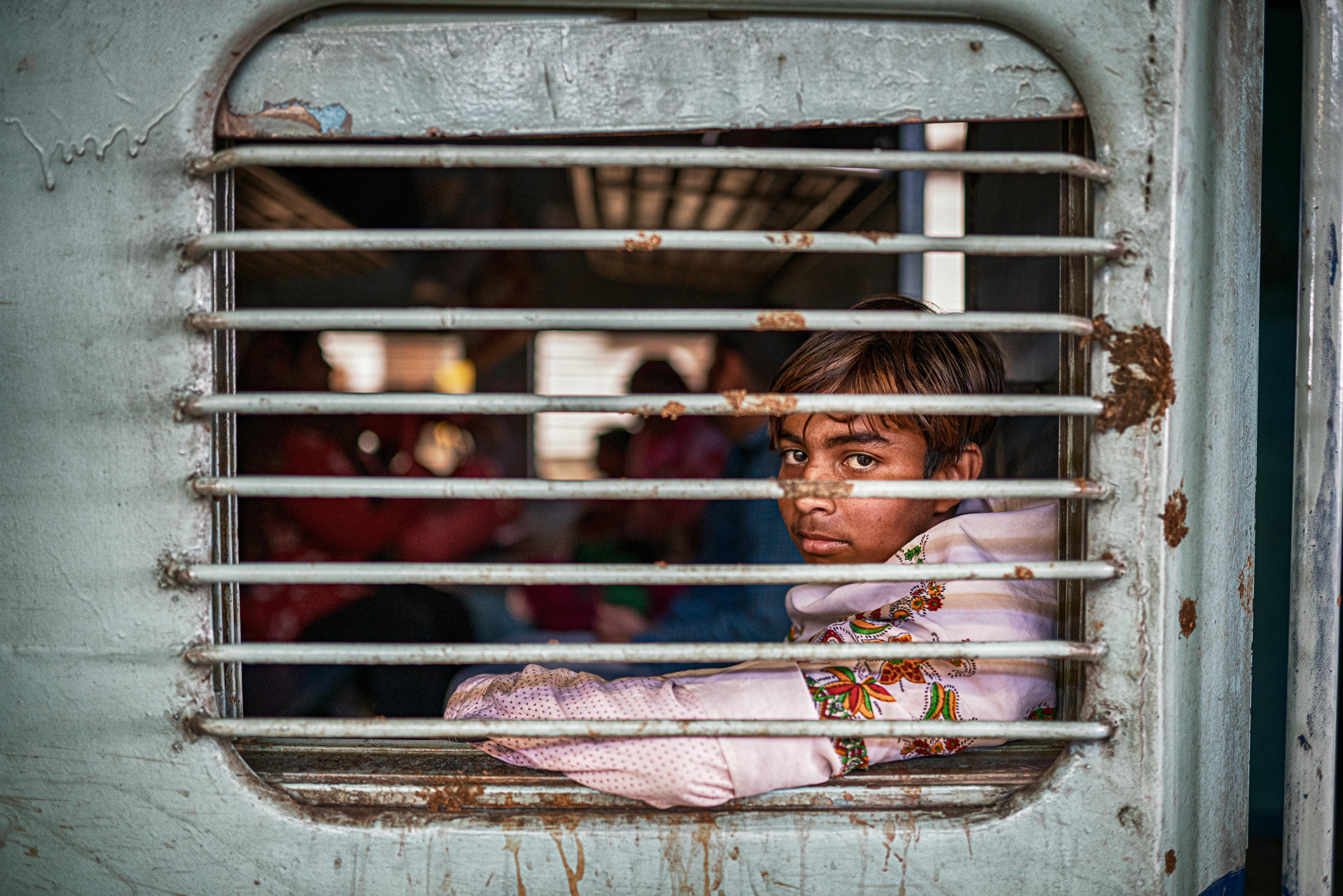 환승 구간에서 누군가 도와주는을 상징하는 이미지