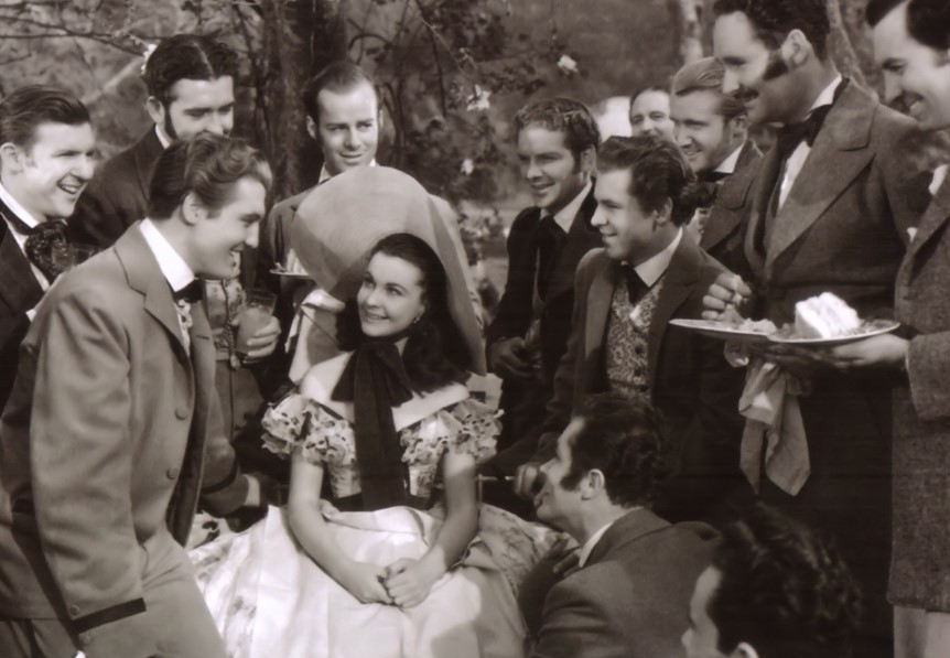 남자들에 둘러싸인 스칼렛