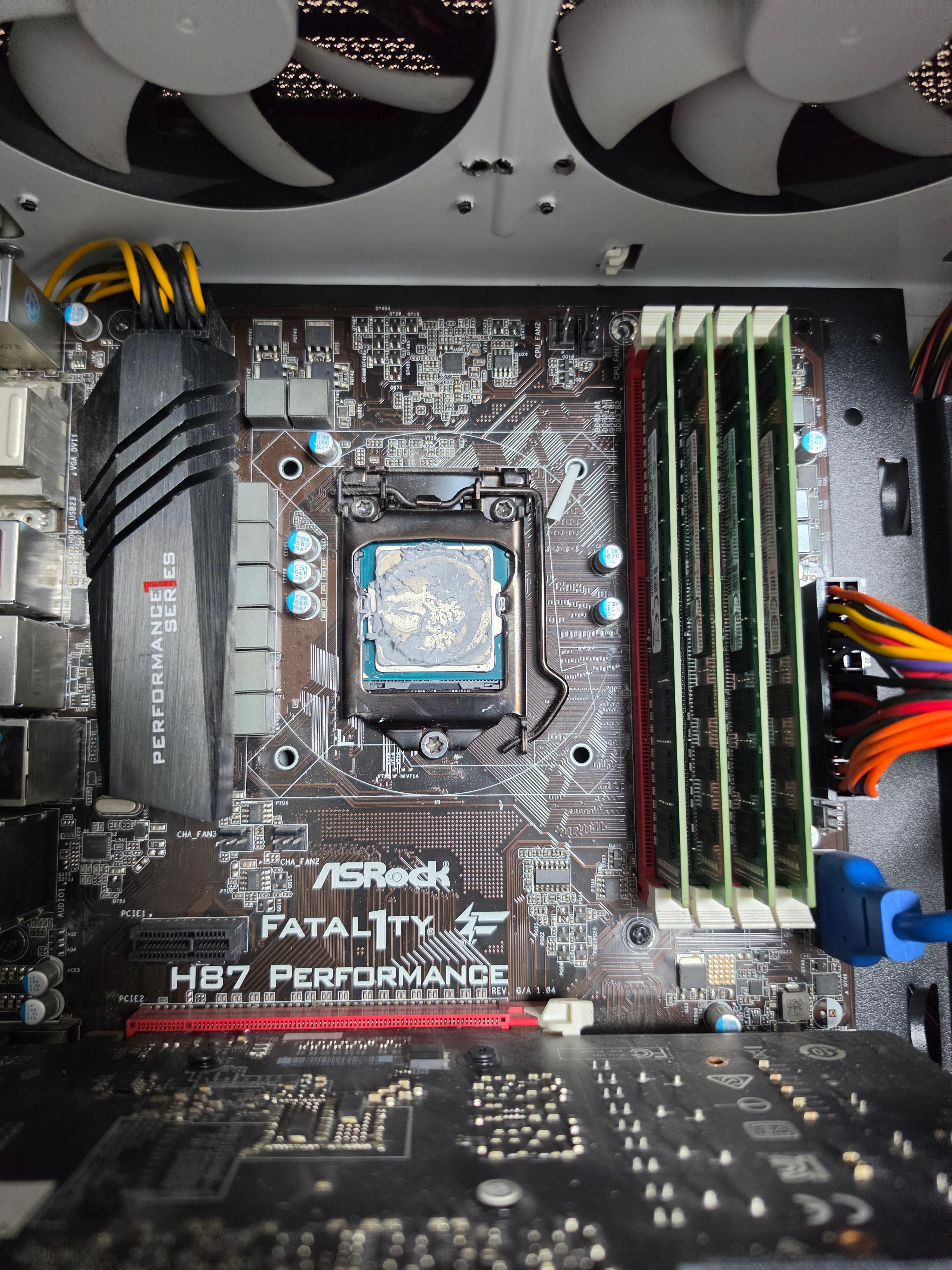 1150소켓으로 이루어진 보드, CPU, RAM PC내부 이미지
