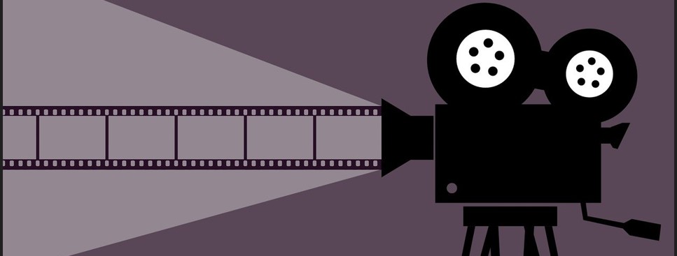 영화를 재생 하고있는 영사기와 필름이 보이는 그림