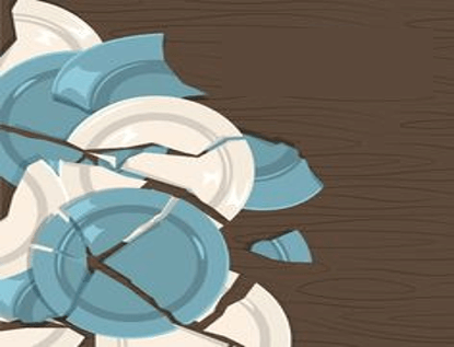 파란색-접시-두장과-하얀색-접시-여러장이-산산조각-나며-깨지는 모습