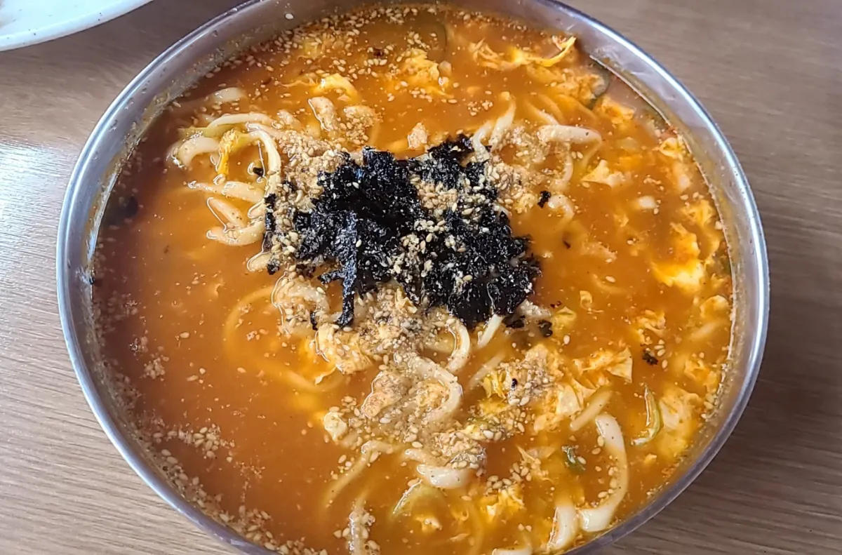 테이블위에-김이모락모락나는-장칼국수한그릇