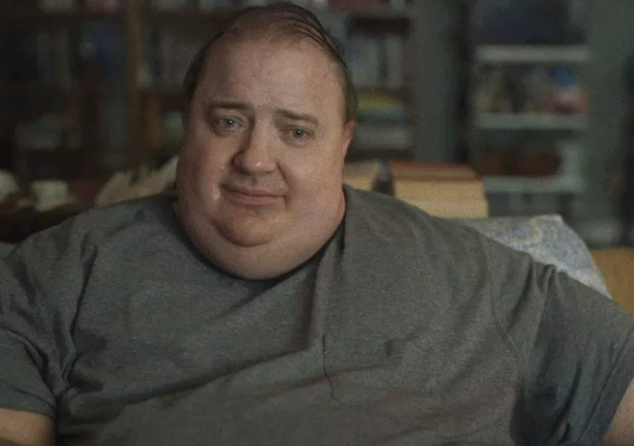 의자에 앉아 있는 찰리