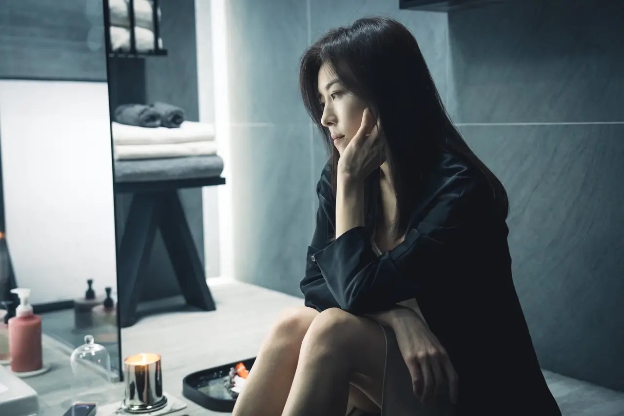 클라이맥스 등장인물 추상아가 바닥에 앉아 턱을 괴고 있는 모습