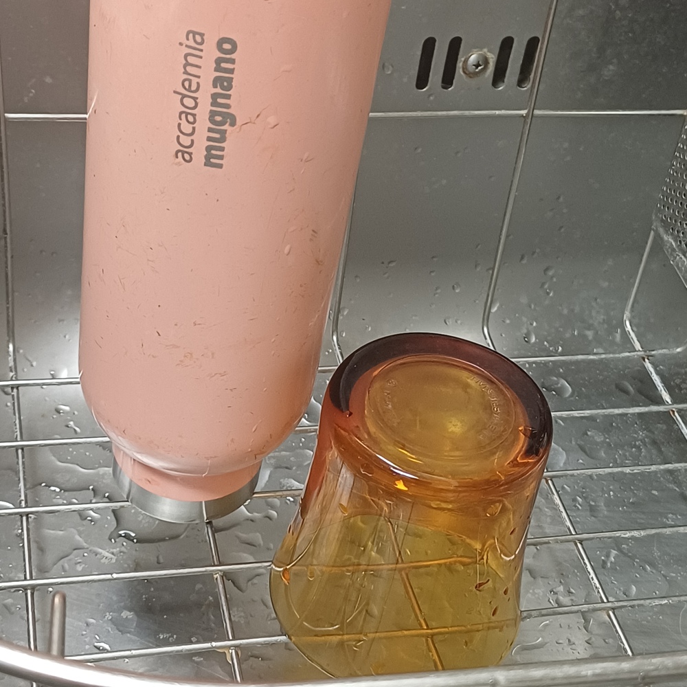 세척 후 컵과 텀블러를 뒤집어 건조하는 모습, 물비린내 제거를 위한 마지막 단계