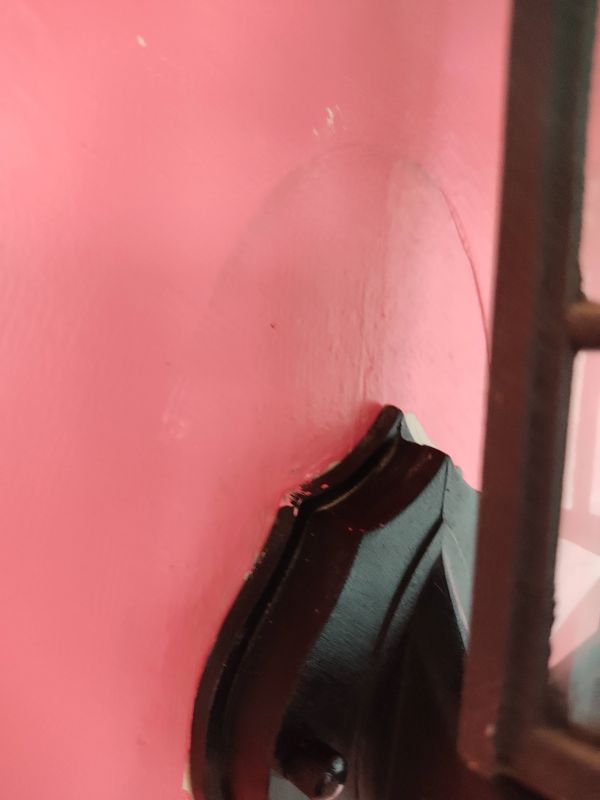 샷사 위에 묻는 페인트를 닦아주는모습