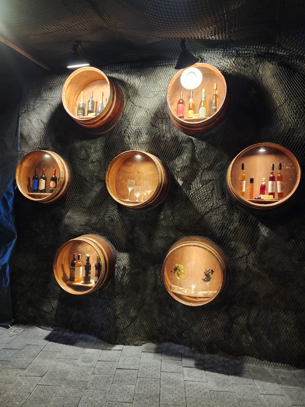 와인동굴 구간에 진열되있는 와인들