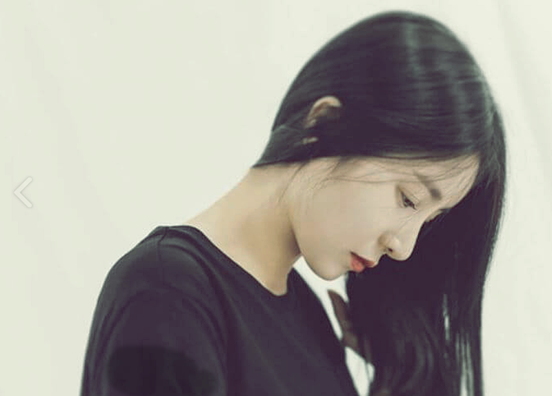 땅바닥을 바라보고 있는 오유미 사진