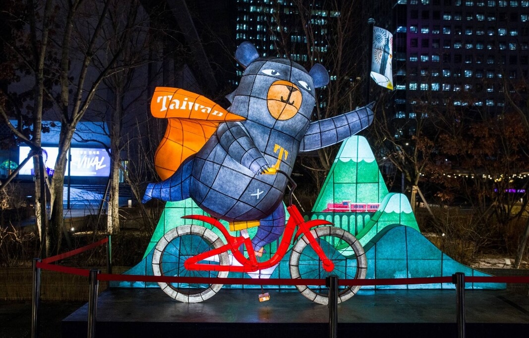 자전거를 탄 대만의 곰 캐릭터 모양 등불로, 밝은 표정과 생동감 있는 컬러가 특징적인 작품