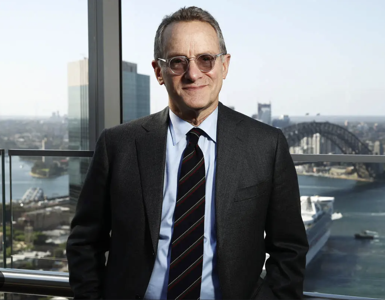 도시-전경을-배경으로-정장-차림의-안경을-쓴-하워드-막스-글로벌-투자-전략과-자산-관리-전문성을-강조하는-이미지