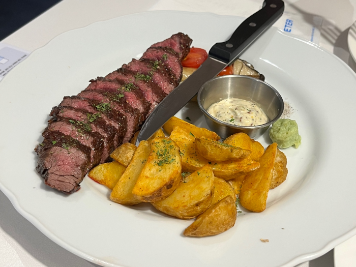 미디움레어의 살치살 스테이크