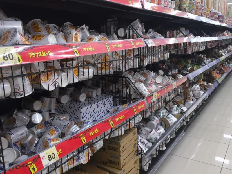 음식들을 담아놓은 다양한 종류들의 포장 용기