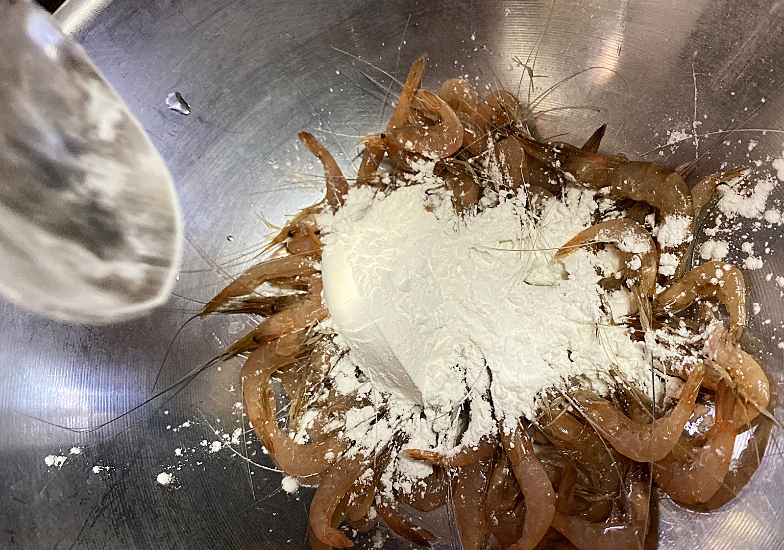 민물 새우에 전분 붓기