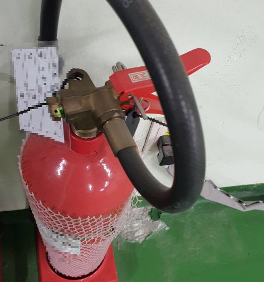 세워져있는-소화기