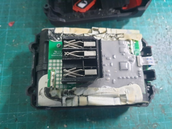 Flex 18V 5A 배터리 내부