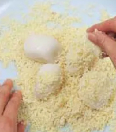 한국의 떡 종류 닭알떡-고물 묻히기