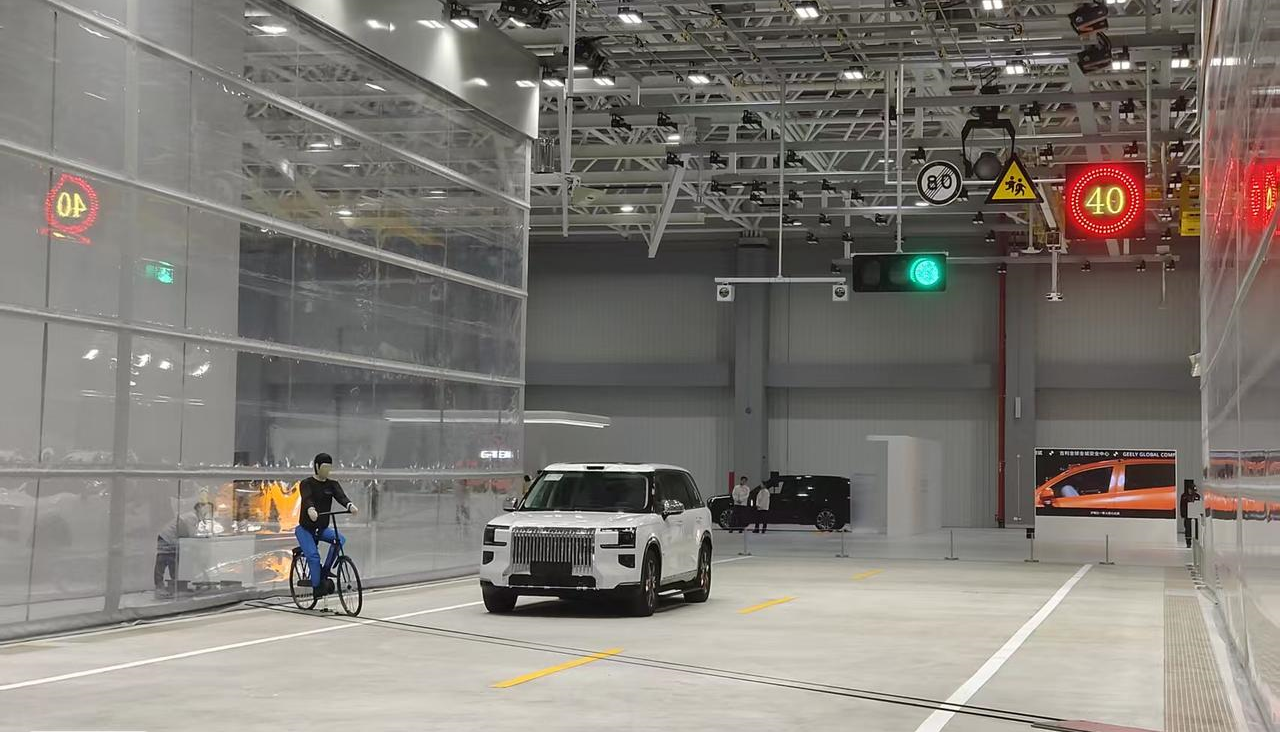 지리 글로벌 전역 안전센터 테스트 실험장 내부에서 지커 차량이 주행 중 자전거 탄 사람을 감지하고 긴급 제동(AEB)하는 실험 장면 (지리 안전센터 사진 제공)