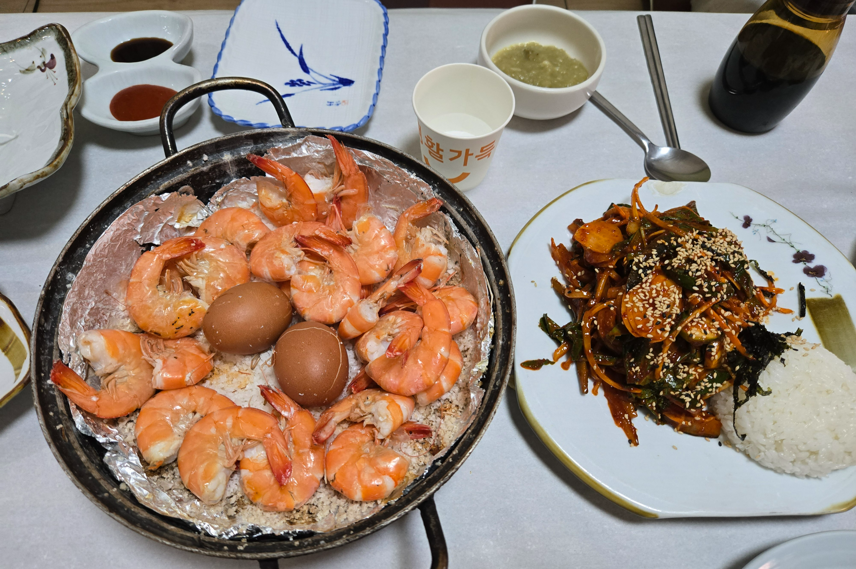 왕새우 소금구이와 전어무침 한상, 바다의 단맛과 가을 제철 풍미가 가득한 식탁