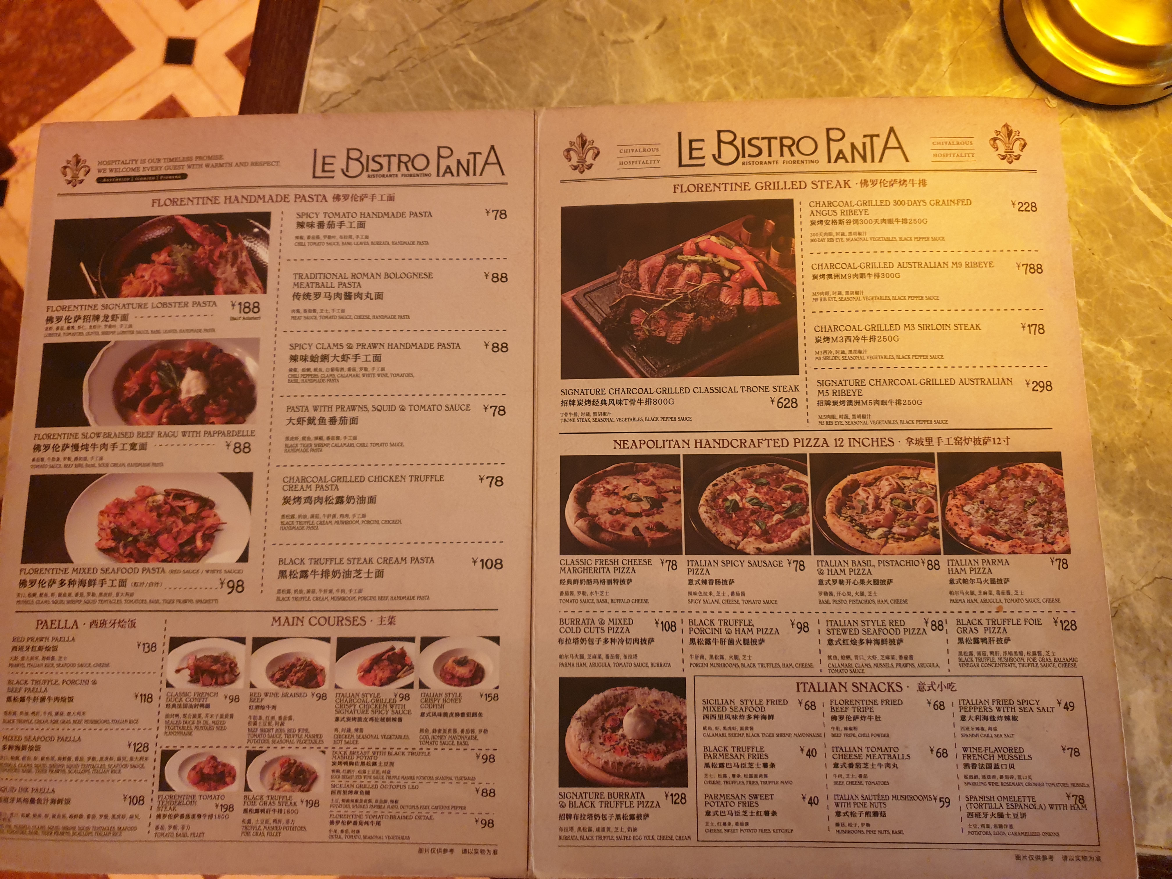 스테이크와 피자 그리고 스파게티 메뉴가 보이는 메뉴판