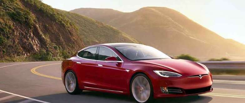 테슬라-자동차가-도로를-주행하는-사진