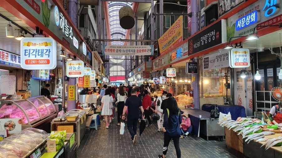 남포동 깡통시장 내부 사람이 붐비는 전경