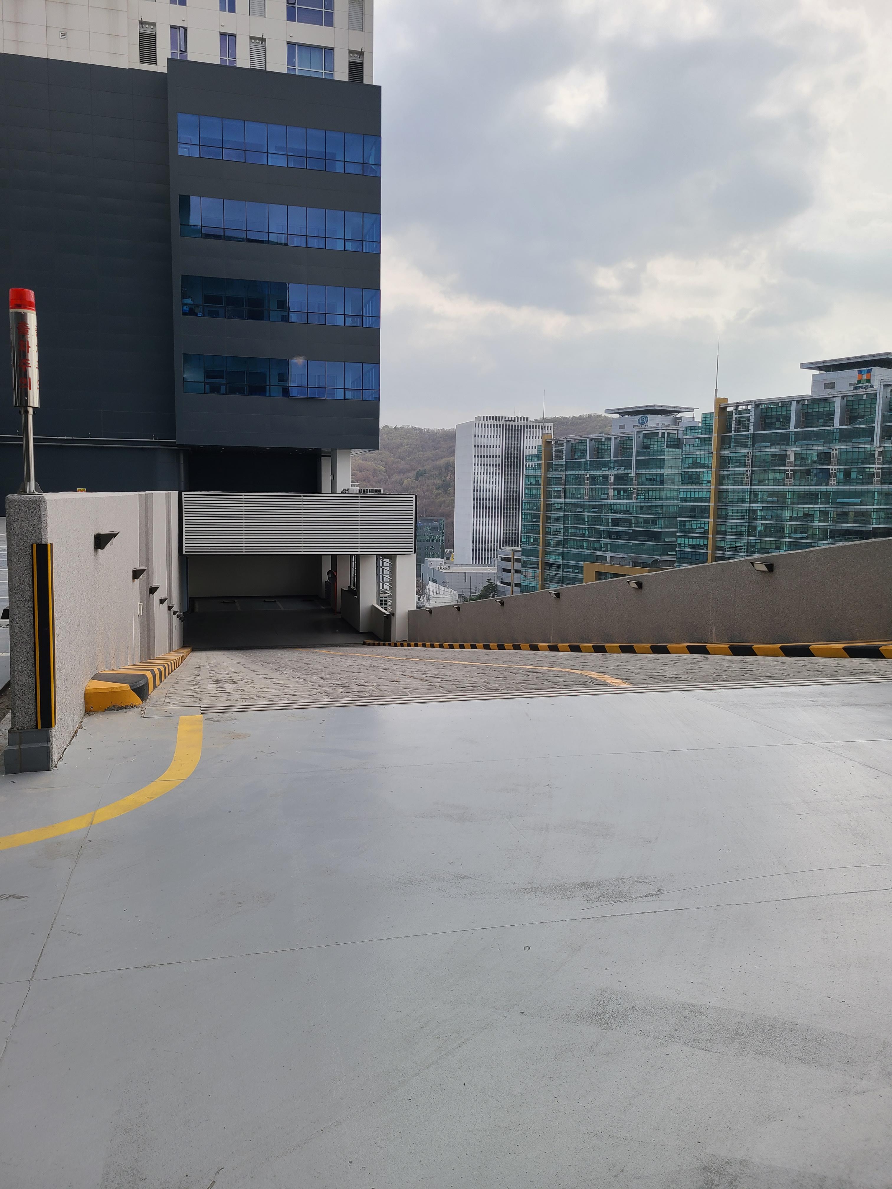 성남 센터엠 드라이브인, 섹션오피스, 지상주차장3