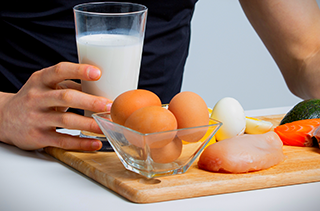 뼈 건강 에 좋은 음 식 우유 달걀 연어 이미지 사진