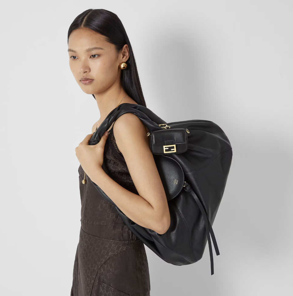 송혜교, 펜디 신상 스파이백으로 완성한 테토녀 스타일