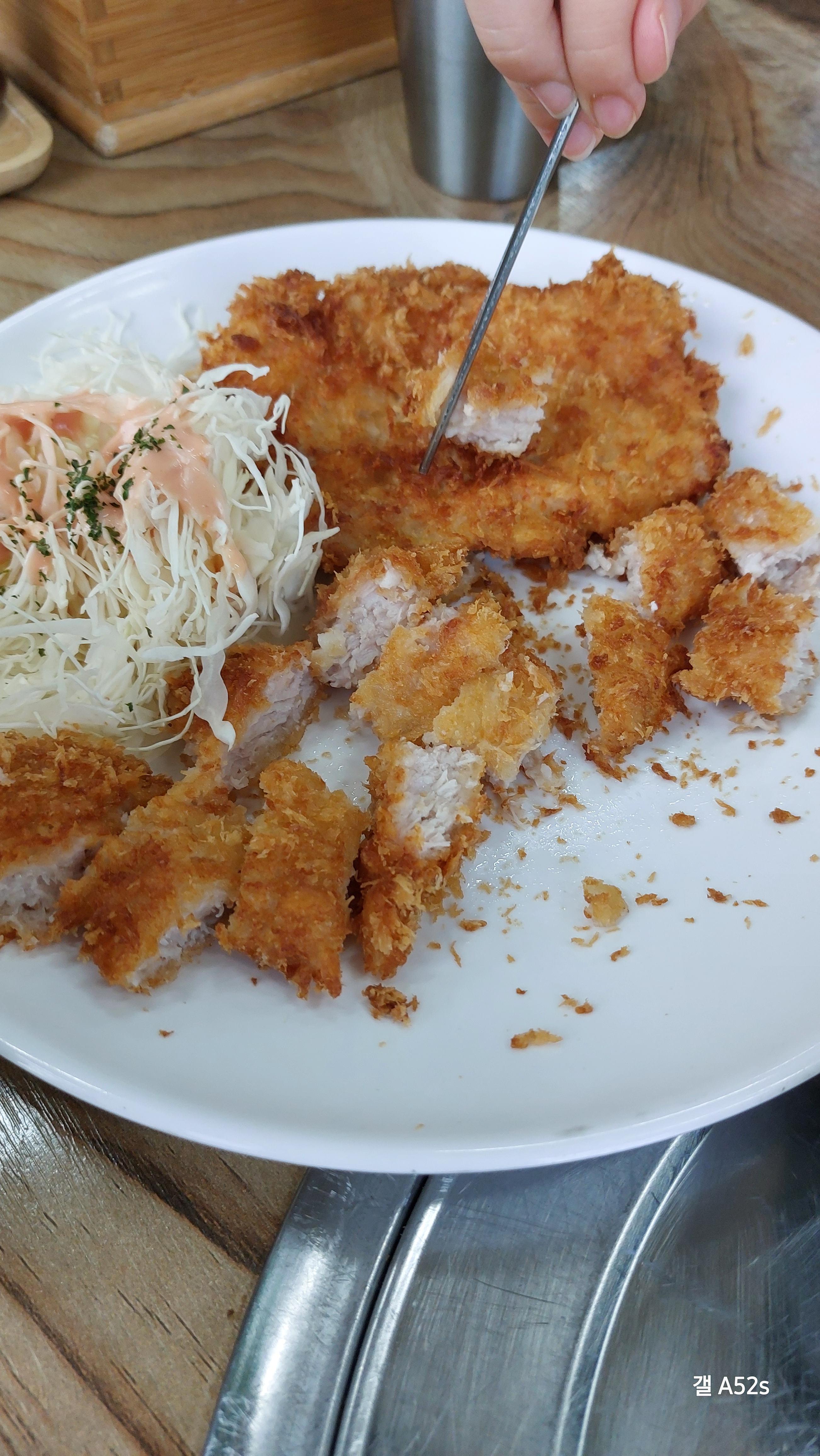 대전 유천동 맛집 돈까스상점 등심돈까스 굉장히 바삭해서 맛있다. 식어도 바삭해서 좋다.