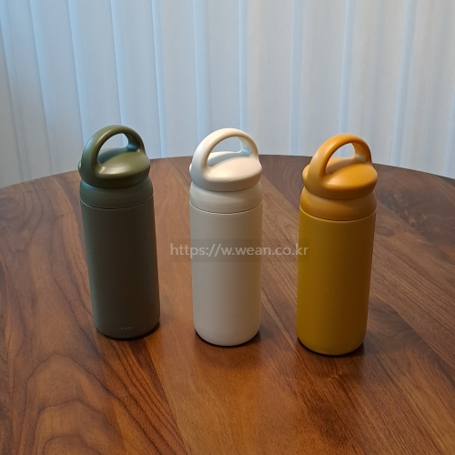 데이오프 텀블러가 놓여 있어요.