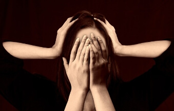 공황장애를 겪는 사람