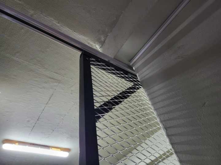 천정에-부착된-슬라이딩-도어