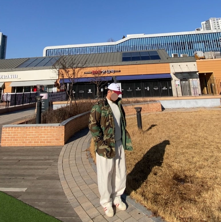 데일리룩('25.12.30.)윅 WICK 투톤 워싱빈티지 볼캡, 유니클로 모크넥 니트, 카모 M65 빈티지 밀리터리 미군 야상재킷, 무신사스탠다드 벌룬팬츠, 아디다스 슈퍼스타 82