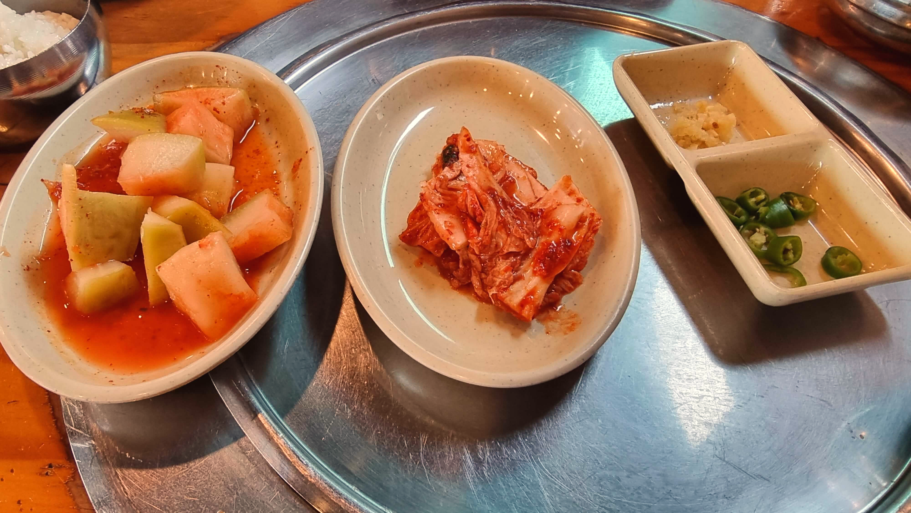 깍두기, 배추김치, 다진 마늘과 고추