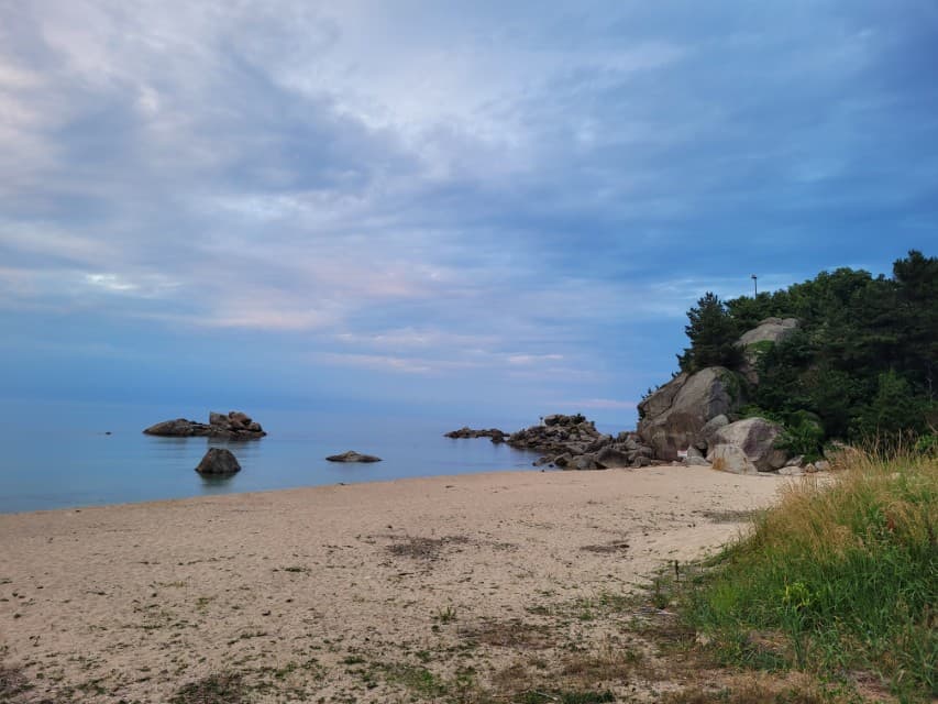고성 가진해변 모래사장과 바위 풍경