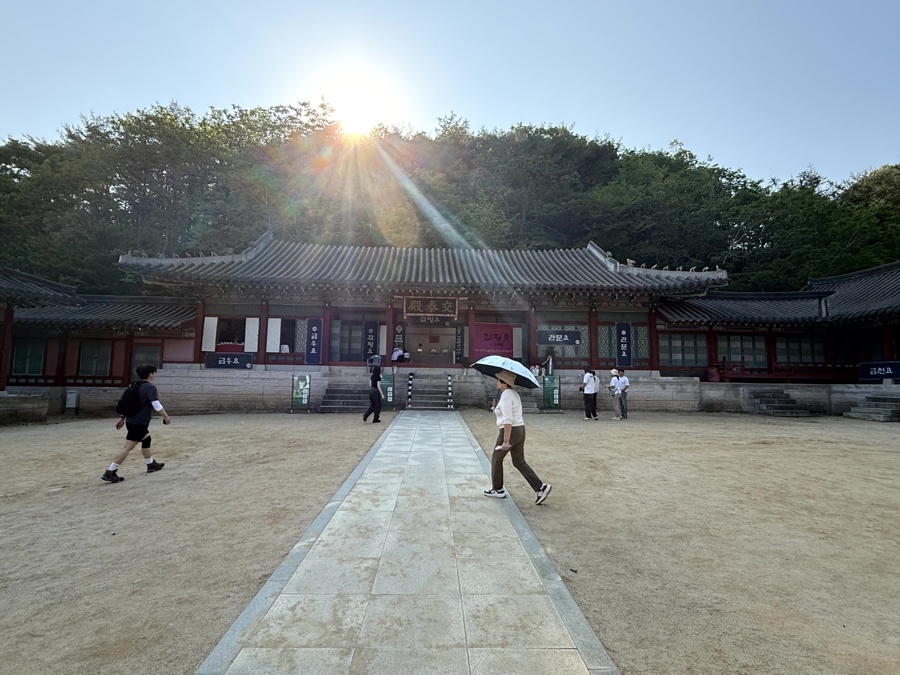 극중 단종이 무릎을 꿇는 장명