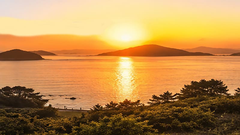 <img src="seonchang-sunset-view.jpg" alt="붉게 물든 노을을 배경으로 한 선창가">