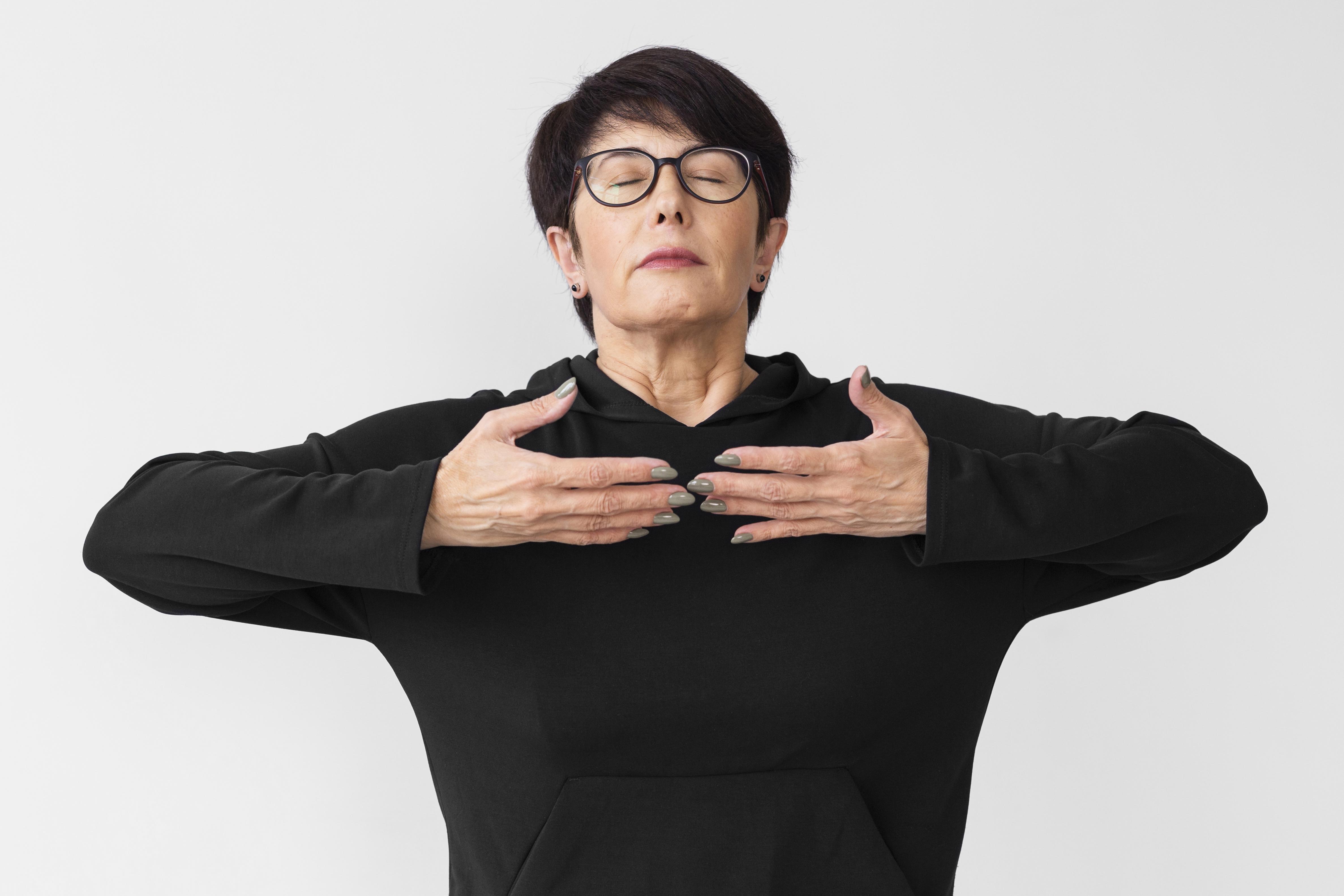 심호흡 하는 사람